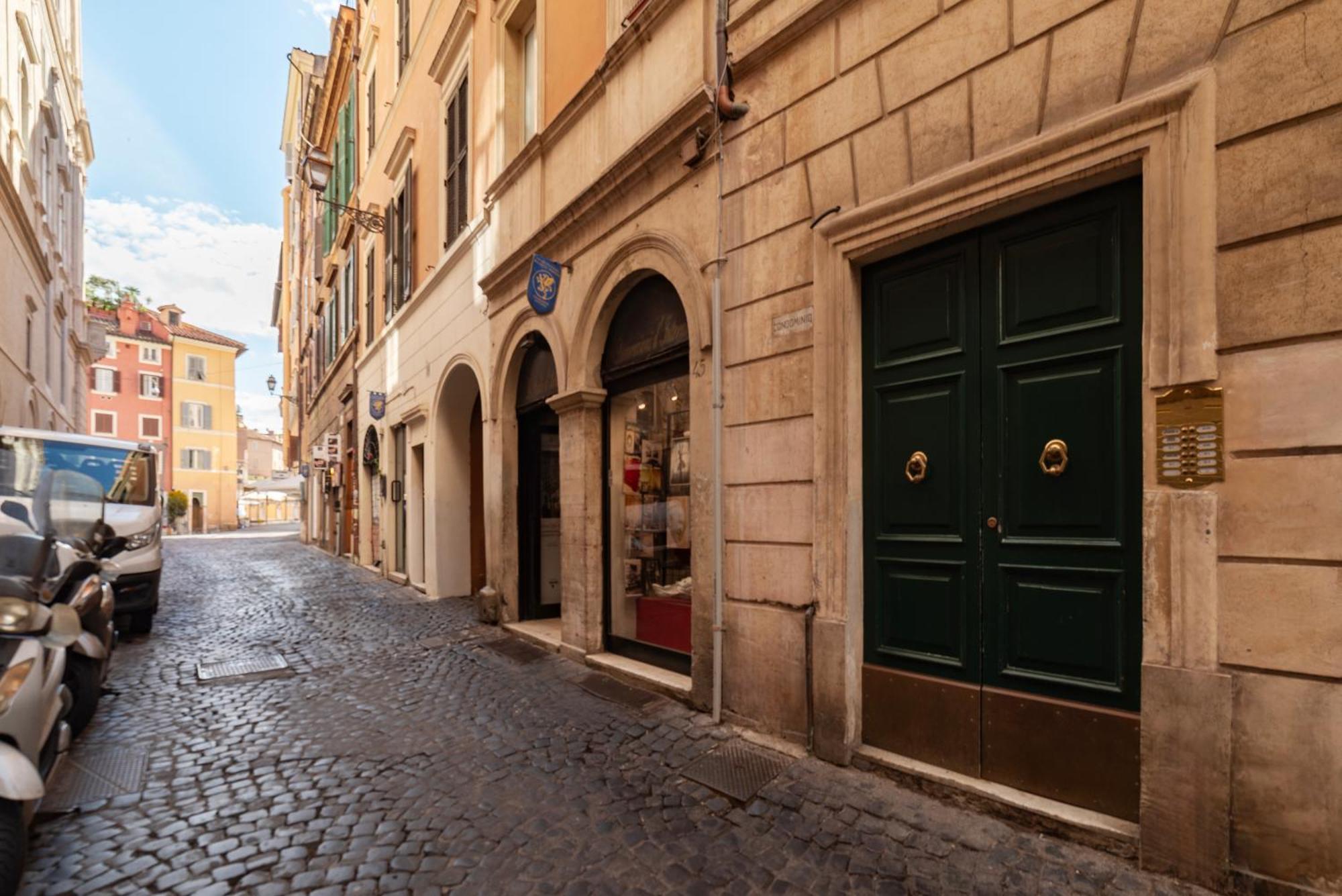 Apartment With Terrace In Via Del Pellegrino - Fromhometorome Rom